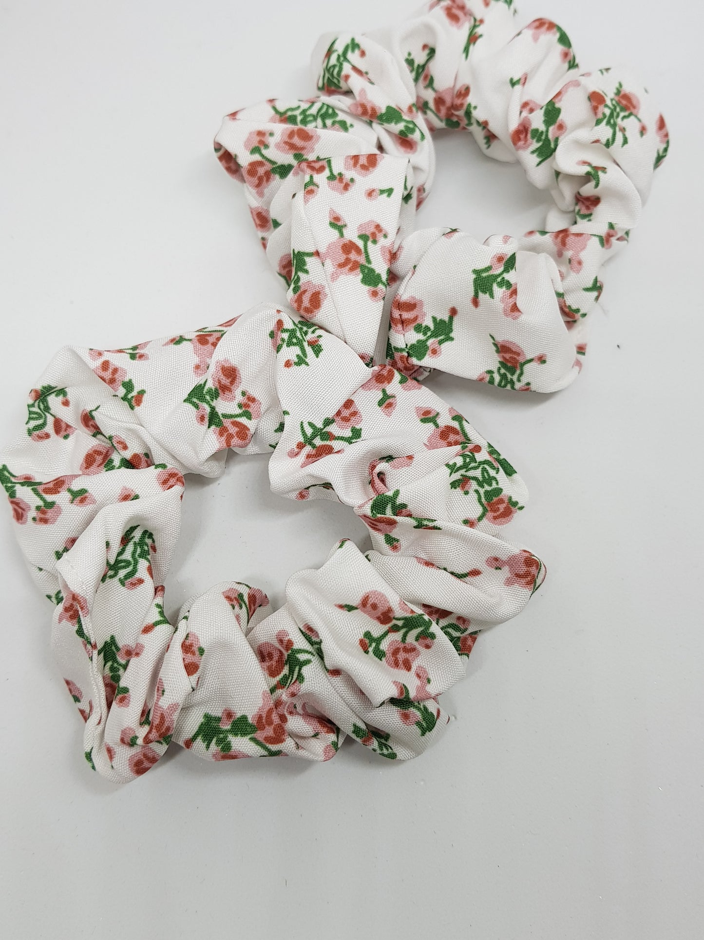 Chouchou blanc & petites fleurs roses