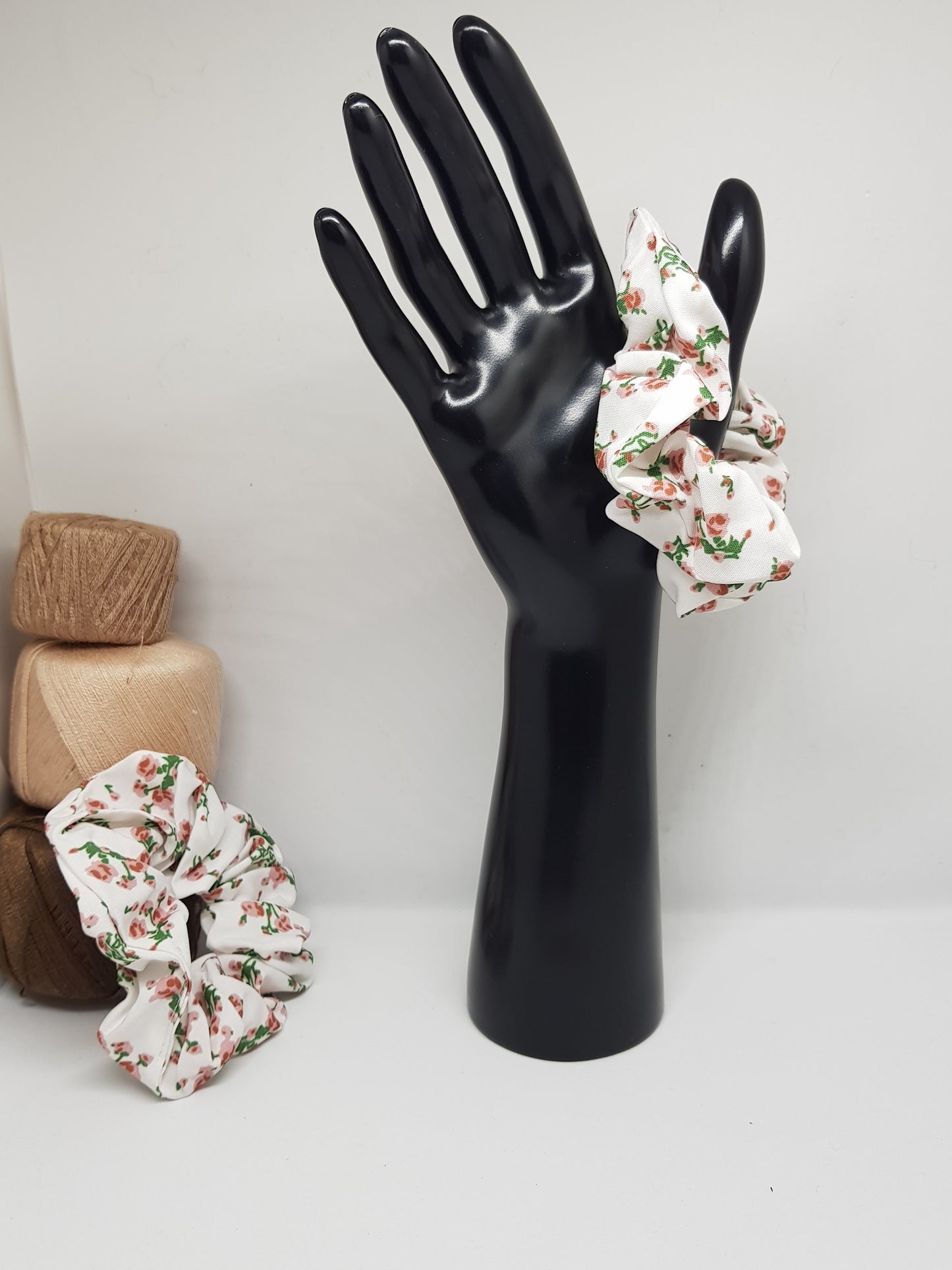 Chouchou blanc & petites fleurs roses