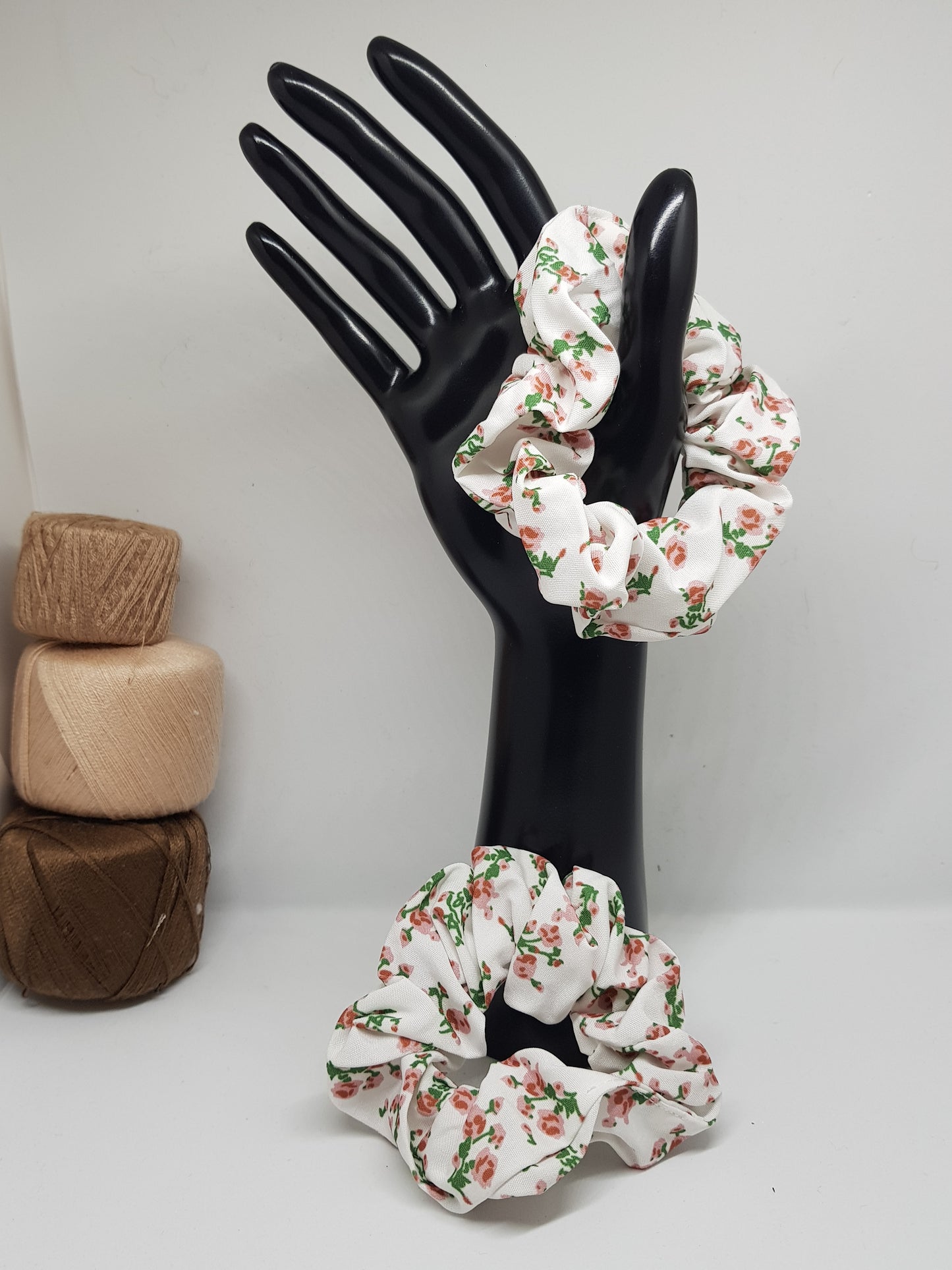 Chouchou blanc & petites fleurs roses