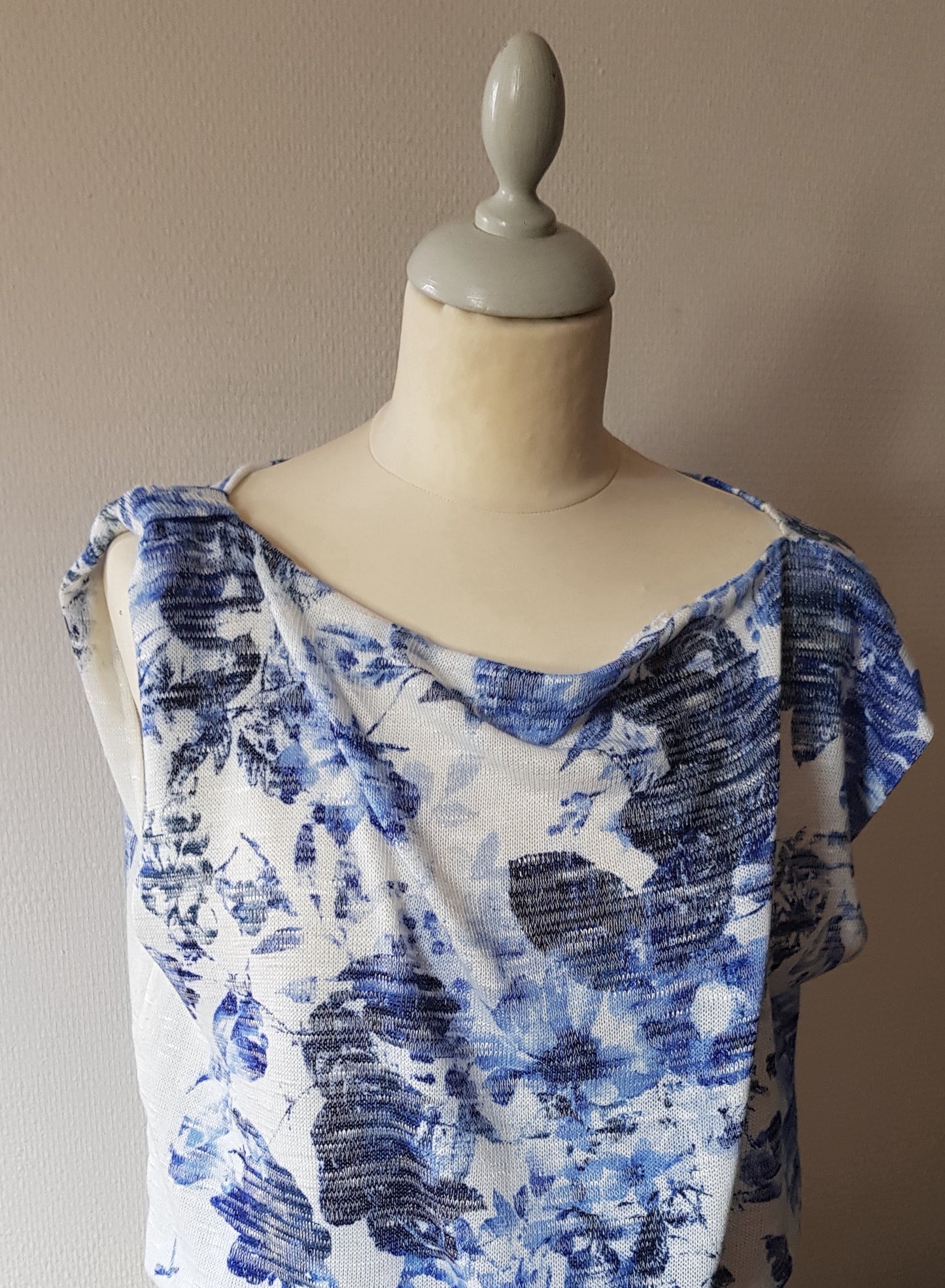 Top Héliconia maille fleurie bleu