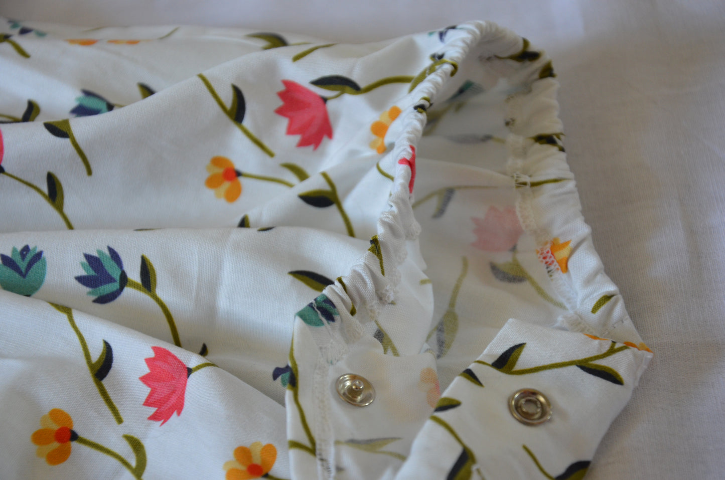 Barboteuse Innocence - Fleurs et corail