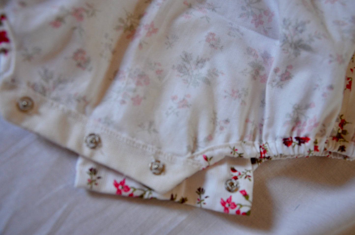 Barboteuse Innocence - imprimé fleurs rouge